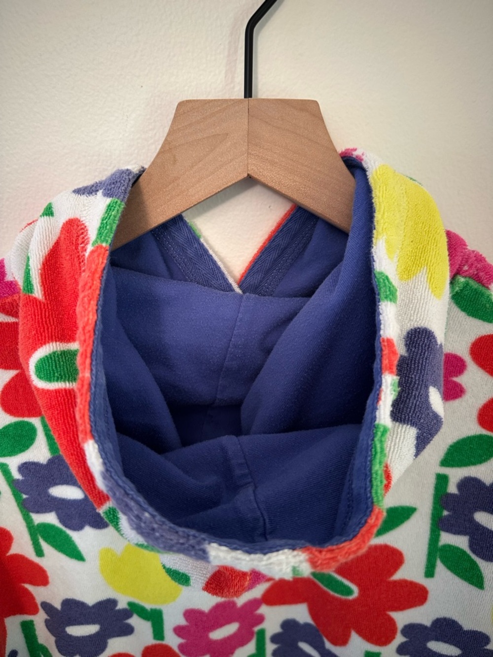Mini Boden Vibrant Floral Swim Towel Coverup with Navy Cotton Lined Hood - Picture 4 of 4